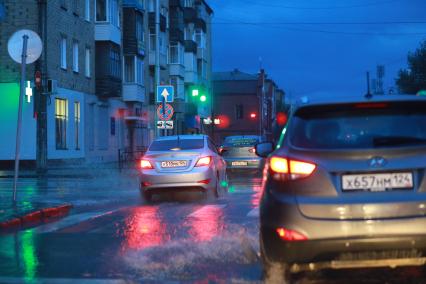 Красноярск. Автомобили на подтопленной проливным дождем дороге.