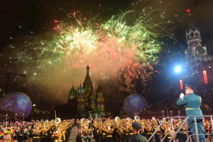 Москва.  Торжественная церемония  открытия X Международного военно-музыкального фестиваля  `Спасская башня`.