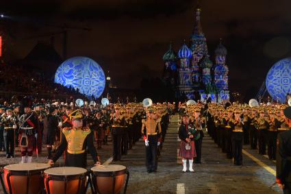 Москва.  Торжественная церемония  открытия X Международного военно-музыкального фестиваля  `Спасская башня`.