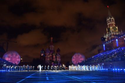 Москва.  Французская певица  Мирей Матье на торжественной церемонии открытия X Международного военно-музыкального фестиваля  `Спасская башня`.