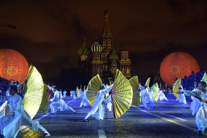 Москва.  Даосские монахи  из Уданшаня на торжественной церемонии открытия X Международного военно-музыкального фестиваля  `Спасская башня`.