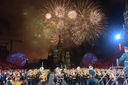 Москва.  Торжественная церемония  открытия X Международного военно-музыкального фестиваля  `Спасская башня`.