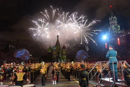 Москва.  Торжественная церемония  открытия X Международного военно-музыкального фестиваля  `Спасская башня`.