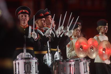 Москва.   Торжественная церемония открытия  X Международного военно-музыкального фестиваля  `Спасская башня`.