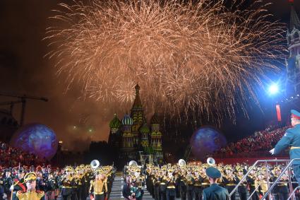 Москва.  Торжественная церемония  открытия X Международного военно-музыкального фестиваля  `Спасская башня`.