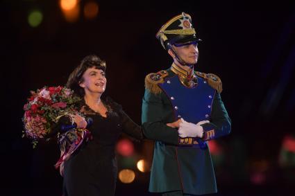 Москва. Французская певица Мирей Матье на торжественной церемонии открытия X Международного военно-музыкального фестиваля `Спасская башня`.