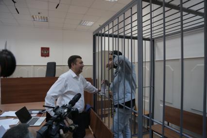 Москва. Адвокат Дмитрий Харитонов и руководитель театра `Гоголь-центра` Кирилл Серебренников (справа), обвиняемый в мошенничестве в особо крупном размере, перед рассмотрением ходатайства об избрании меры пресечения в Басманном суде.