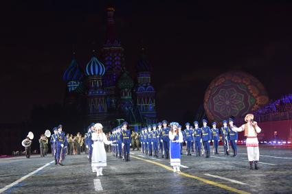 Москва.  Торжественная церемония  открытия X Международного военно-музыкального фестиваля  `Спасская башня`.