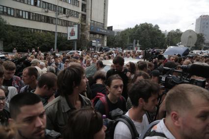 Москва.  Люди  у Басманного суда во время рассмотрения ходатайства об избрании меры пресечения руководителю театра `Гоголь-центра`  Кириллу Серебренникову, обвиняемому в мошенничестве в особо крупном размере.