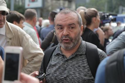 Москва. Публицист, телеведущий Виктор Шендерович у Басманного суда во время рассмотрения ходатайства об избрании меры пресечения руководителю театра `Гоголь-центра` Кириллу Серебренникову, обвиняемому в мошенничестве в особо крупном размере.