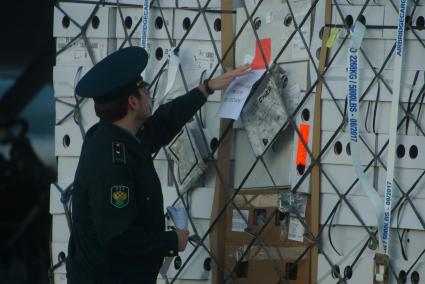 Екатеринбург. Сотрудник Уральского таможенного управления у самолета грузовой авиакомпании \'AirBridgeCargo\' с сборной партией цветов весом 40 тонн к 1 сентября. Аэропорт \'Кольцово\'