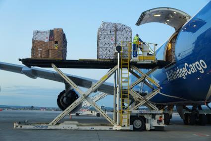 Екатеринбург. Разгрузка самолета грузовой авиакомпании \'AirBridgeCargo\' с сборной партией цветов весом 40 тонн к 1 сентября. Аэропорт \'Кольцово\'