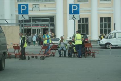 Екатеринбург. Носильщики на привокзальной площади у железнодорожнго вокзала