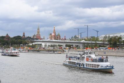 Москва.  Вид на  Москва-реку.