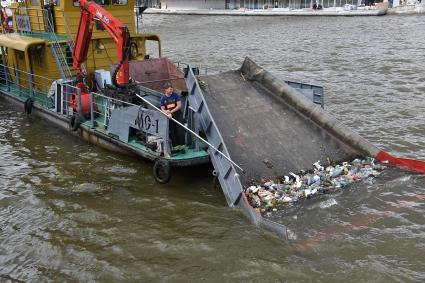 Москва.   Очистка  реки  от мусора  в районе Москворецкой набережной.