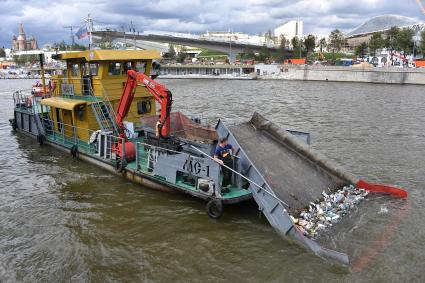 Москва.   Очистка  реки  от мусора  в районе Москворецкой набережной.