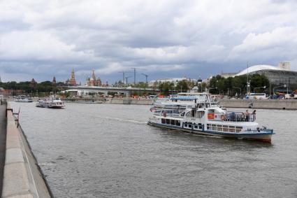 Москва.  Вид на  Москва-реку.