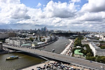 Москва.  Вид на Большой Устинский мост и Москва-реку.