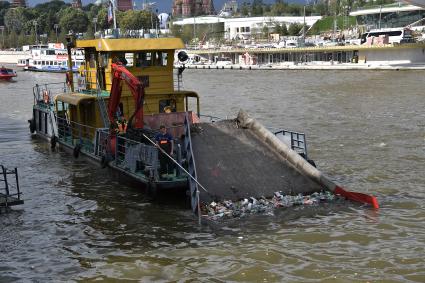 Москва.   Очистка  реки  от мусора  в районе Москворецкой набережной.