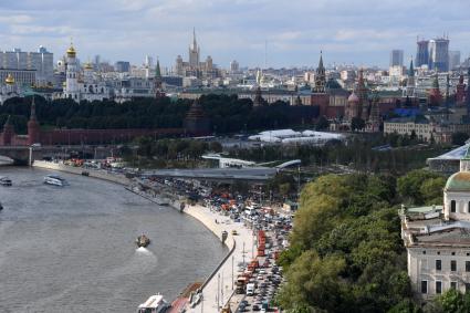 Москва.  Вид на Кремль и  строительство ландшафтного парка `Зарядье`.