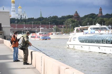 Москва.    Рыбаки на Раушской набережной.