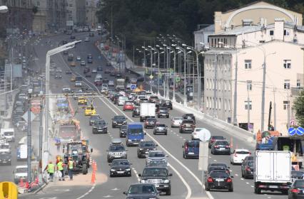 Москва. Автомобильное движение на Садовом кольце.