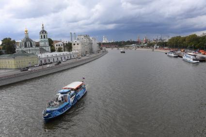 Москва.  Вид на Раушскую набережную , храм Святителя Николая и Москва-реку.