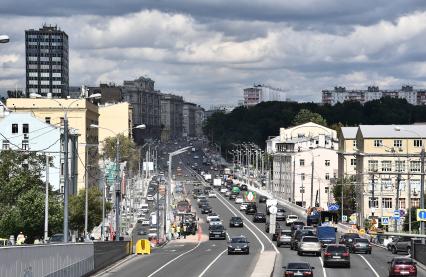 Москва. Автомобильное движение на Садовом кольце.