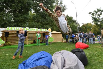 Москва.  Аниматоры играют с детьми  в  парке `Красная Пресня`, где проходит эко-фестиваль `День леопарда`.