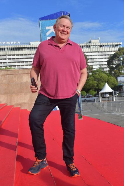 Сочи. Актер Юрий Стоянов перед премьерой фильма режиссера Ксении Зуевой `Близкие` в рамках XXVIII Открытого российского кинофестиваля `Кинотавр`.