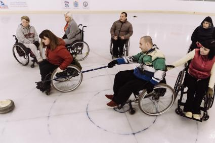 Самара. Тренировка команды по керлингу на инвалидных колясках.