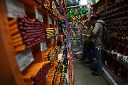 Москва. Девочки  в торговом зале магазина `Школьник ` на Новослободской улице.