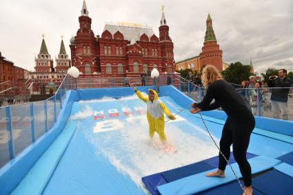 Москва. Вейкбордисты в бассейне вейк-парка на площади Революции.