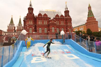 Москва. Вейкбордисты в бассейне вейк-парка на площади Революции.