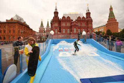 Москва. Вейкбордисты в бассейне вейк-парка на площади Революции.