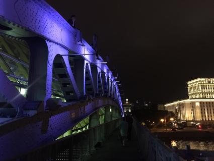 Москва. Молодежь сидит на арках Андреевского моста.