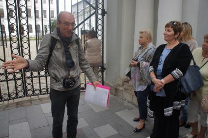 Москва. Гид Сергей Рахманинов во время проведения пешеходной экскурсии по центру города.