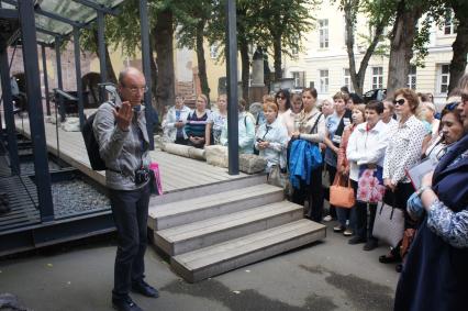 Москва. Гид Сергей Рахманинов во время проведения пешеходной экскурсии по центру города.