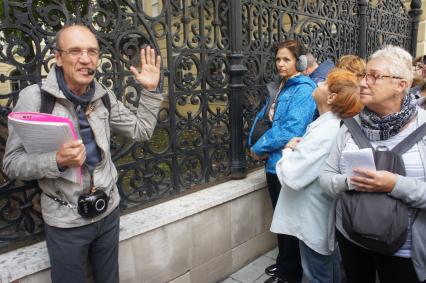 Москва. Гид Сергей Рахманинов во время проведения пешеходной экскурсии по центру города.