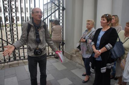 Москва. Гид Сергей Рахманинов во время проведения пешеходной экскурсии по центру города.