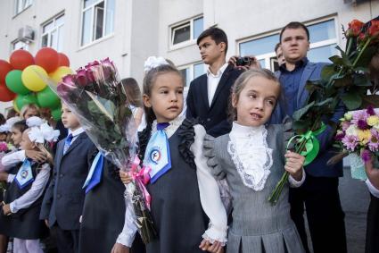 Самара. Школьники на торжественной линейке, посвященной Дню знаний.