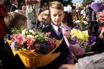 Самара. Школьники на торжественной линейке, посвященной Дню знаний.