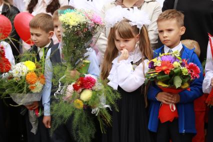 Красноярск. Школьники на торжественной линейке, посвященной Дню знаний.