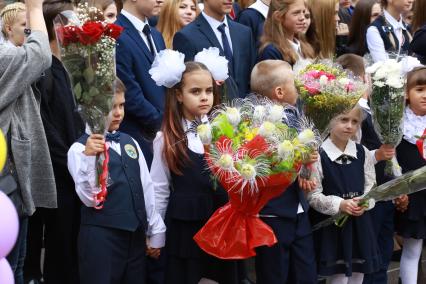 Красноярск. Школьники на торжественной линейке, посвященной Дню знаний.