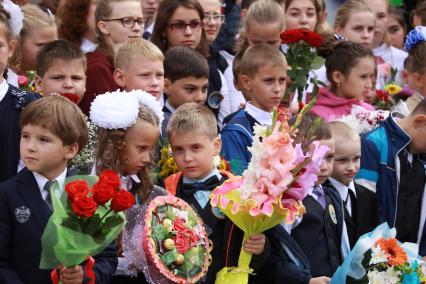 Красноярск. Школьники на торжественной линейке, посвященной Дню знаний.