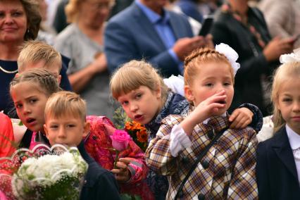 Новосибирск. Школьники на торжественной линейке, посвященной Дню знаний.