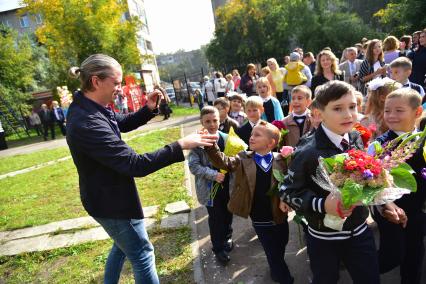 Новосибирск. Школьники на торжественной линейке, посвященной Дню знаний.