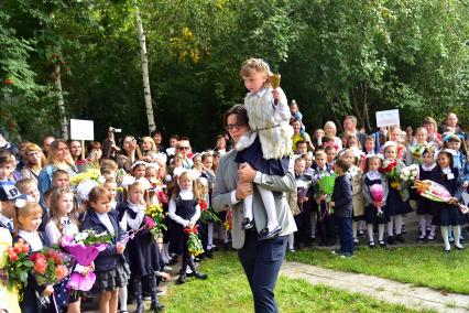 Новосибирск. Школьники на торжественной линейке, посвященной Дню знаний.