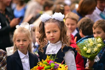 Новосибирск. Школьники на торжественной линейке, посвященной Дню знаний.