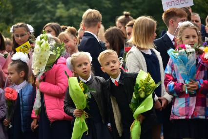 Новосибирск. Школьники на торжественной линейке, посвященной Дню знаний.